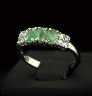 Срібна каблучка 925 проби 2,11 г з колумбійськими Смарагдами класу АААА та фіанітами 1,08 карат Срібна каблучка 925 проби 2,11 г з колумбійськими Смарагдами класу АААА та фіанітами 1,08 карат