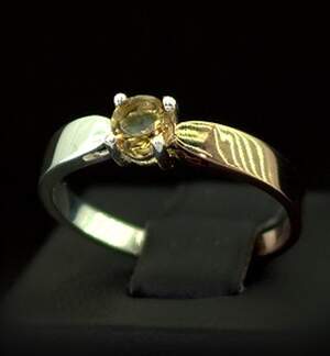 Срібна каблучка 925 проби з позолотою 585 проби 2 г з турецьким Султанітом класу АААА 0,28 карат Срібна каблучка 925 проби з позолотою 585 проби 2 г з турецьким Султанітом класу АААА 0,28 карат