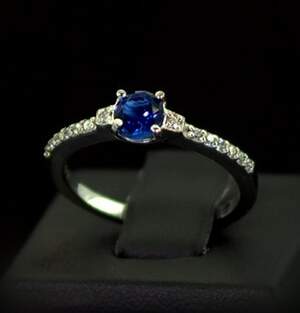 Срібна каблучка 925 проби 2,08 г з Сапфіром Nano та фіанітами 0,72 карат Срібна каблучка 925 проби 2,08 г з Сапфіром Nano та фіанітами 0,72 карат