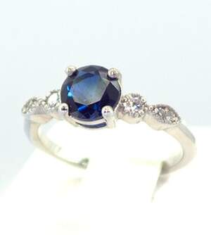 Срібна каблучка 925 проби 2,25 г з Сапфіром Nano та фіанітами 1,6 карат Срібна каблучка 925 проби 2,25 г з Сапфіром Nano та фіанітами 1,6 карат