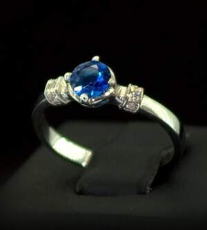 Срібна каблучка 925 проби 1,6 г з Топазом Nano та фіанітами 0,5 карат Срібна каблучка 925 проби 1,6 г з Топазом Nano та фіанітами 0,5 карат