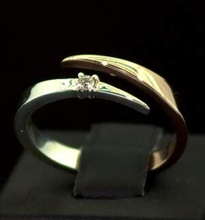Серебряное кольцо 925 пробы с позолотой 585 пробы 3 г со Діамантом Кр 57 0,05 карат Серебряное кольцо 925 пробы с позолотой 585 пробы 3 г со Діамантом Кр 57 0,05 карат