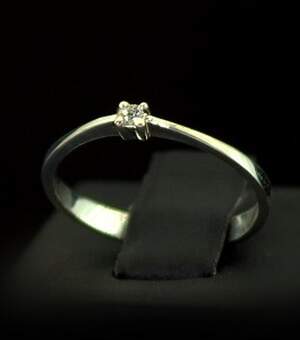 Серебряное кольцо 925 пробы 1,24 г с Діамантом Кр 57 0,05 карат Серебряное кольцо 925 пробы 1,24 г с Діамантом Кр 57 0,05 карат