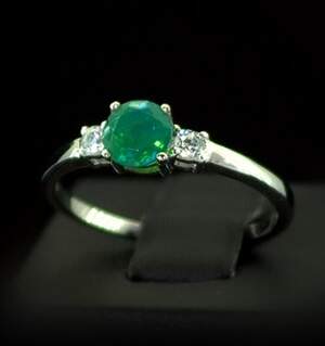 Серебряное кольцо 925 пробы 1,97 г с зеленым эфиопским Опалом класса АААА и топазами со США 0,85 карат Серебряное кольцо 925 пробы 1,97 г с зеленым эфиопским Опалом класса АААА и топазами со США 0,85 карат