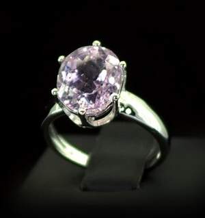 Серебряное кольцо 925 пробы 3,52 г с калифорнийским Кунцитом 4,42 карат Серебряное кольцо 925 пробы 3,52 г с калифорнийским Кунцитом 4,42 карат