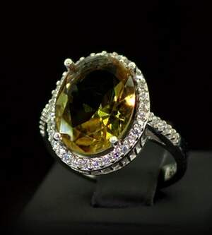 Срібна каблучка 925 проби 5,92 г з турецьким Султанітом класу АААА та цирконами 3,49 карат Срібна каблучка 925 проби 5,92 г з турецьким Султанітом класу АААА та цирконами 3,49 карат