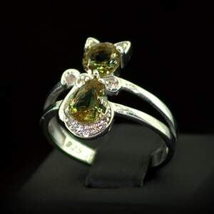 Срібна каблучка 925 проби 3,7 г з турецькими Султанітами класу АААА та цирконами 2,62 карат Срібна каблучка 925 проби 3,7 г з турецькими Султанітами класу АААА та цирконами 2,62 карат