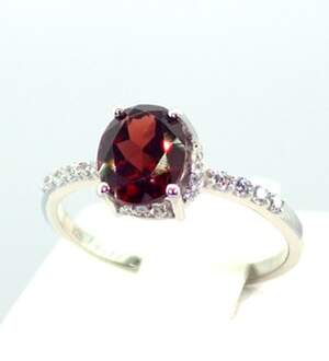 Серебряное кольцо 925 пробы 2,1 г с мозамбикским Гранатом и цирконами 2,75 карат Серебряное кольцо 925 пробы 2,1 г с мозамбикским Гранатом и цирконами 2,75 карат