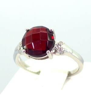 Серебряное кольцо 925 пробы 3,16 г с мозамбикским Гранатом и цирконами 3,38 карат Серебряное кольцо 925 пробы 3,16 г с мозамбикским Гранатом и цирконами 3,38 карат