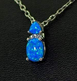 Срібна підвіска 925 проби 1 г з блакитними гідротермальними Опалами та цирконами 0,83 карат