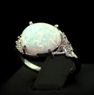 Срібна каблучка 925 проби 2,97 г з білим гідротермальним Опалом та цирконами 2,15 карат