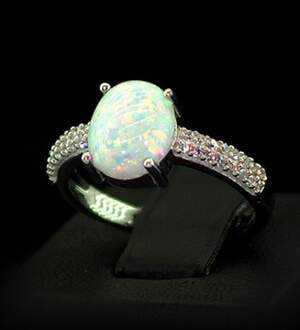 Срібна каблучка 925 проби 2,8 г з білим гідротермальним Опалом та цирконами 1,61 карат