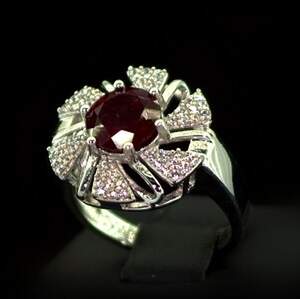 Срібна каблучка 925 проби 5,47 г з африканським Роял Рубіном класу АААА та цирконами 2,55 карат Срібна каблучка 925 проби 5,47 г з африканським Роял Рубіном класу АААА та цирконами 2,55 карат