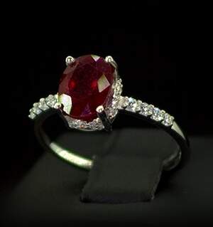 Срібна каблучка 925 проби 2 г з африканським Роял Рубіном класу АААА та цирконами 1,74 карат Срібна каблучка 925 проби 2 г з африканським Роял Рубіном класу АААА та цирконами 1,74 карат