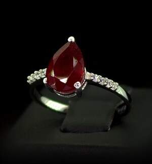 Срібна каблучка 925 проби 2,31 г з африканським Роял Рубіном класу АААА та цирконами 2,57 карат Срібна каблучка 925 проби 2,31 г з африканським Роял Рубіном класу АААА та цирконами 2,57 карат