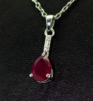 Срібна підвіска 925 проби 1,51 г з африканським Роял Рубіном класу АААА та цирконами 2,57 карат Срібна підвіска 925 проби 1,51 г з африканським Роял Рубіном класу АААА та цирконами 2,57 карат