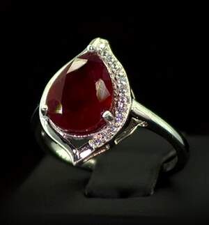 Срібна каблучка 925 проби 3,6 г з африканським Роял Рубіном класу АААА та цирконами 5,18 карат Срібна каблучка 925 проби 3,6 г з африканським Роял Рубіном класу АААА та цирконами 5,18 карат