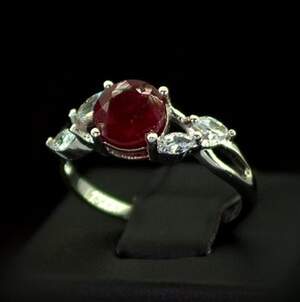 Срібна каблучка 925 проби 2,16 г з африканським Роял Рубіном класу АААА та цирконами 2,19 карат Срібна каблучка 925 проби 2,16 г з африканським Роял Рубіном класу АААА та цирконами 2,19 карат