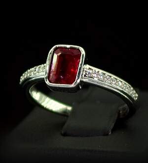 Срібна каблучка 925 проби 2,68 г з африканським Роял Рубіном класу АААА та цирконами 1,79 карат Срібна каблучка 925 проби 2,68 г з африканським Роял Рубіном класу АААА та цирконами 1,79 карат