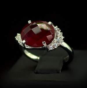 Срібна каблучка 925 проби 3,7 г з африканським Роял Рубіном класу АААА та цирконами 6,58 карат Срібна каблучка 925 проби 3,7 г з африканським Роял Рубіном класу АААА та цирконами 6,58 карат