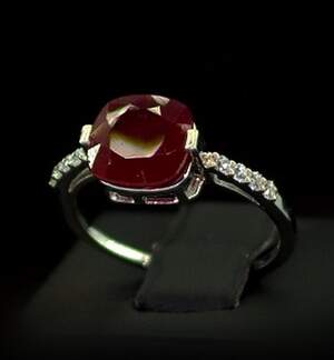 Срібна каблучка 925 проби 2,3 г з африканським Роял Рубіном класу АААА та цирконами 4,41 карат Срібна каблучка 925 проби 2,3 г з африканським Роял Рубіном класу АААА та цирконами 4,41 карат