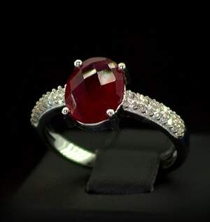 Срібна каблучка 925 проби 2,98 г з африканським Роял Рубіном класу АААА та цирконами 3,35 карат Срібна каблучка 925 проби 2,98 г з африканським Роял Рубіном класу АААА та цирконами 3,35 карат