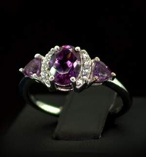 Срібна каблучка 925 проби 2,78 г з індійськими Олександритами та цирконами 2,24 карат Срібна каблучка 925 проби 2,78 г з індійськими Олександритами та цирконами 2,24 карат