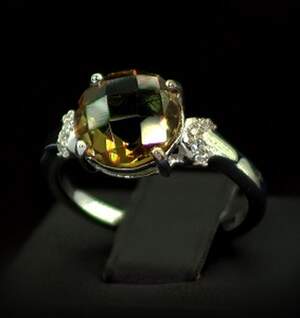 Срібна каблучка 925 проби 3,21 г з турецьким Султанітом класу АААА та цирконами 3,61 карат Срібна каблучка 925 проби 3,21 г з турецьким Султанітом класу АААА та цирконами 3,61 карат