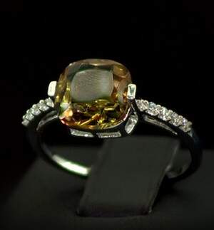 Срібна каблучка 925 проби 2,26 г з турецьким Султанітом класу АААА та цирконами 3,25 карат Срібна каблучка 925 проби 2,26 г з турецьким Султанітом класу АААА та цирконами 3,25 карат