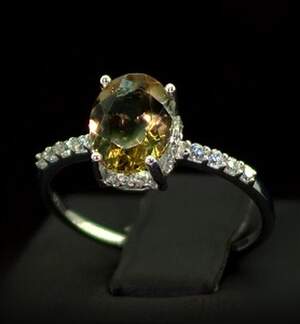 Срібна каблучка 925 проби 1,81 г з турецьким Султанітом класу АААА та цирконами 2,16 карат Срібна каблучка 925 проби 1,81 г з турецьким Султанітом класу АААА та цирконами 2,16 карат