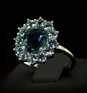 Срібна каблучка 925 проби 3,77 г з Топазом Лондон Блу зі США та блакитними топазами 3,75 карат Срібна каблучка 925 проби 3,77 г з Топазом Лондон Блу зі США та блакитними топазами 3,75 карат