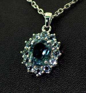 Срібна підвіска 925 проби 2,42 г з Топазом Лондон Блу зі США та блакитними топазами 3,76 карат Срібна підвіска 925 проби 2,42 г з Топазом Лондон Блу зі США та блакитними топазами 3,76 карат