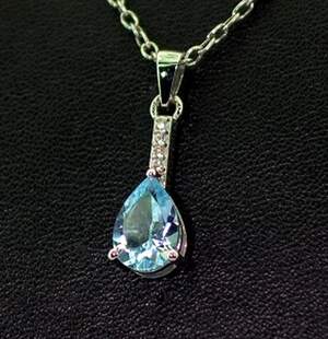 Срібна підвіска 925 проби 1,44 г з блакитним Топазом та цирконами 2,46 карат Срібна підвіска 925 проби 1,44 г з блакитним Топазом та цирконами 2,46 карат