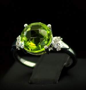 Срібна каблучка 925 проби 3,21 г з єгипетським Хризолітом та цирконами 4,09 карат Срібна каблучка 925 проби 3,21 г з єгипетським Хризолітом та цирконами 4,09 карат