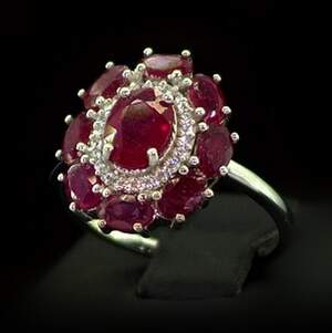 Серебряное кольцо 925 пробы 3,72 г с африканскими Роял Рубінами класса АААА и цирконами 4,17 карат Серебряное кольцо 925 пробы 3,72 г с африканскими Роял Рубінами класса АААА и цирконами 4,17 карат