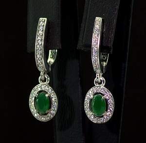 Серебряные серьги 925 пробы 4,54 г с белыми та зелеными Фианитами 2 карат Серебряные серьги 925 пробы 4,54 г с белыми та зелеными Фианитами 2 карат