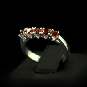 Серебряное кольцо 925 пробы 2,79 г со Спесартинами 0,64 карат Серебряное кольцо 925 пробы 2,79 г со Спесартинами 0,64 карат