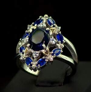 Серебряное кольцо 925 пробы с позолотой 375 пробы 5,81 г с синими та белыми Фианитами 5,25 карат Серебряное кольцо 925 пробы с позолотой 375 пробы 5,81 г с синими та белыми Фианитами 5,25 карат