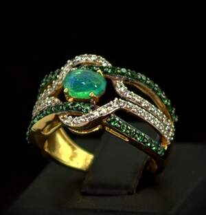 Серебряное кольцо 925 пробы 4,61 гр. с зелеными эфиопскими Опалами класса АААА, бразильскими Изумрудами класса АААА и топазами из США 1,72 карат Серебряное кольцо 925 пробы 4,61 гр. с зелеными эфиопскими Опалами класса АААА, бразильскими Изумрудами класса АААА и топазами из США 1,72 карат