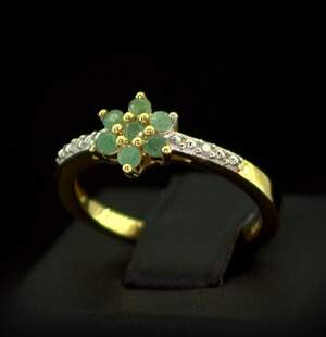 Серебряное кольцо 925 пробы 2,05 гр. с индийськими Изумрудами класса АААА и топазами из США 0,26 карат Серебряное кольцо 925 пробы 2,05 гр. с индийськими Изумрудами класса АААА и топазами из США 0,26 карат