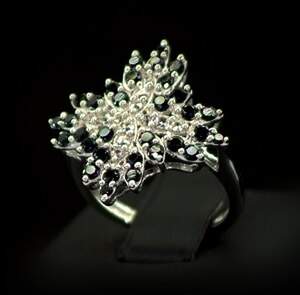 Серебряное кольцо 925 пробы 3,71 гр. с черной мадагаскарской Шпинелью и топазами из США 1,58 карат Серебряное кольцо 925 пробы 3,71 гр. с черной мадагаскарской Шпинелью и топазами из США 1,58 карат