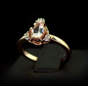 Серебряное кольцо 925 пробы 2,57 гр. с бразильским Морганитом и топазами из США 0,7 карат Серебряное кольцо 925 пробы 2,57 гр. с бразильским Морганитом и топазами из США 0,7 карат