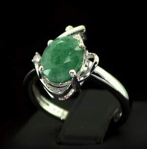Серебряное кольцо 925 пробы 3,43 гр. с индийскими Изумрудами класса АААА и африканскими Бриллиантами VVS1 2,58 карат Серебряное кольцо 925 пробы 3,43 гр. с индийскими Изумрудами класса АААА и африканскими Бриллиантами VVS1 2,58 карат