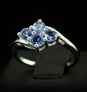 Серебряное кольцо 925 пробы 2,54 гр. с Танзанитами класса АААА 1,58 карат Серебряное кольцо 925 пробы 2,54 гр. с Танзанитами класса АААА 1,58 карат
