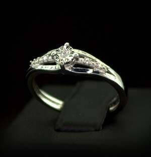 Серебряное кольцо 925 пробы 1,77 гр. с африканскими Бриллиантами VVS1 0,03 карат Серебряное кольцо 925 пробы 1,77 гр. с африканскими Бриллиантами VVS1 0,03 карат