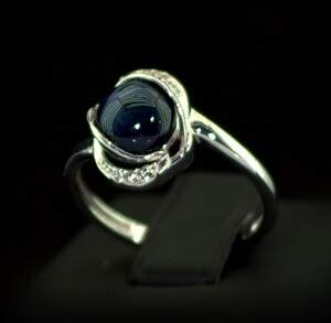 Серебряное кольцо 925 пробы 2,75 гр. с голубым шри-ланкийским Сапфиром класса АААА и топазами из США 3,11 карат Серебряное кольцо 925 пробы 2,75 гр. с голубым шри-ланкийским Сапфиром класса АААА и топазами из США 3,11 карат