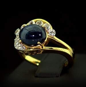 Серебряное кольцо 925 пробы 4,9 гр. со шри-ланкийским звездчатым Сапфиром класса АААА и топазами из США 4,36 карат Серебряное кольцо 925 пробы 4,9 гр. со шри-ланкийским звездчатым Сапфиром класса АААА и топазами из США 4,36 карат