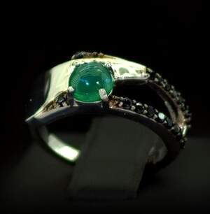 Серебряное кольцо 925 пробы 4,18 гр. с зеленым эфиопским Опалом класса АААА и черной мадагаскарской Шпинелью 0,71 карат Серебряное кольцо 925 пробы 4,18 гр. с зеленым эфиопским Опалом класса АААА и черной мадагаскарской Шпинелью 0,71 карат
