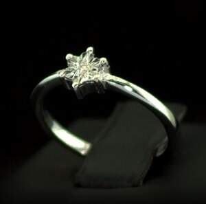 Серебряное кольцо 925 пробы 1,6 гр. с африканским Бриллиантом VVS1 0,01 карат Серебряное кольцо 925 пробы 1,6 гр. с африканским Бриллиантом VVS1 0,01 карат
