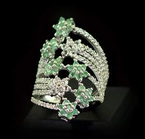 Серебряное кольцо 925 пробы 8,38 гр. с индийскими Изумрудами класса АААА и топазами из США 2,61 карат Серебряное кольцо 925 пробы 8,38 гр. с индийскими Изумрудами класса АААА и топазами из США 2,61 карат